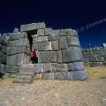 000562 Site archologique de la forteresse de Sacsayhuaman (Cuzco, Prou). Porte d'entre de forme trapzodale  l'intrieur du mur d'enceinte. Filtre polarisant.