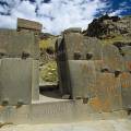 000563 Site archologique d'Ollantaytambo (Cuzco, Prou). Ces ruines sont situes dans la valle de l'Urubamba dite Valle Sacre des Incas. Porte trapzodale caractristique de l'architecture inca. Filtre polarisant.