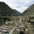 000567 Un quartier de la ville moderne d'Ollantaytambo dans la valle de l'Urubamba depuis le site archologique (Cuzco, Prou). Au premier plan, le march touristique.