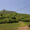 000618 Le Puy-de-Dme (Puy-de-Dme (63), France). Au premier plan, une randonneuse regarde des moutons (Ovis aries) patre. Filtre polarisant.