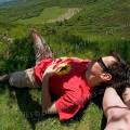 000622 Un randonneur allong laisse reposer sa tte sur les jambes de sa compagne (Puy-de-Dme (63), France).