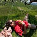 000623 Un randonneur allong laisse reposer sa tte sur les jambes de sa compagne. En arrire plan le Puy de Dme (Puy-de-Dme (63), France).