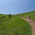 000630 Randonneuse marchant dans le cratre du Puy de Pariou (Puy-de-Dme (63), France).