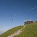 000633 Parapentistes au dessus du sommet du Puy-de-Dme  proximit de l'antenne de la TDF (Puy-de-Dme (63), France). Filtre polarisant.