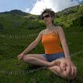 000718 Jeune femme se relaxant au coeur du Massif du Sancy (Puy-de-Dme (63), France).