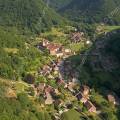 000735 Vue arienne du village de Baume-les-Messieurs (39210) (Jura (39), France).