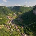 000736 Vue arienne du village et de la recule de Baume-les-Messieurs (39210) (Jura (39), France).