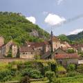 000740 Vue du village de Baume-les-Messieurs (39210) et de l'abbaye (Jura (39), France).