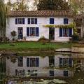 000864 Maison du village de Coulon (79510) se refltant sur La Svre (Deux-Svres (79), France). Le village de Coulon class parmi les plus Beaux Villages de France est aussi appel la Venise Verte du Marais Poitevin.
