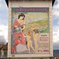 000877 La Bourboule (63150 ), thermalisme et villgiature (Puy-de-Dme (63), France). Cette reproduction d'une publicit rtro sur une faade de maison de la ville de La Bourboule vante les mrites de la source chaude de Choussy-Perrire ( 60C ) dont les eaux contiennent de l'arsenic mtallode et qui sont utilises pour soigner les maladies des voies respiratoires et les dermatoses. Le nom de La Bourboule est un hommage au mythe du dieu gaulois Borvo, dieu des sources 