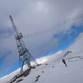 000882 Randonneuse dans le Massif du Sancy sur le site de la Banne d'Ordanche  proximit d'une antenne de tlcommunication (Puy-de-Dme (63), France).