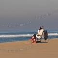 000892 Jeune femme prenant le soleil en hiver sur la plage d'Hossegor (40150) (Landes (40), France).