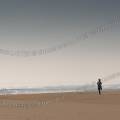 000894 Jeune femme pratiquant le jogging sur la plage d'Hossegor (40150) (Landes (40), France). Prise de vue en hiver.