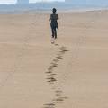 000895 Jeune femme pratiquant le jogging sur la plage d'Hossegor (40150) (Landes (40), France). Prise de vue en hiver.