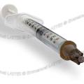 000896 Seringue prte pour une injection. Prise de vue en studio sur fond blanc, grande profondeur de champ.