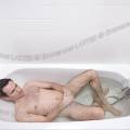 000911 Homme nu dans une baignoire bizarrement  moiti remplie d'eau.