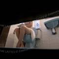 000919 Intimit dvoile d'une jeune femme sur les toilettes.