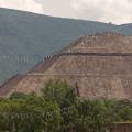 000924 Pyramide du Soleil sur le site de Teotihuacn (Mexico, Mexique). Troisime plus grande pyramide au monde avec ses 70 mtres de hauteur, la pyramide du Soleil a t difie en 100 aprs JC dans ce qui tait  l'poque la plus grande cit du Mexique.