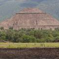 000926 Pyramide du Soleil sur le site de Teotihuacn (Mexico, Mexique). Troisime plus grande pyramide au monde avec ses 70 mtres de hauteur, la pyramide du Soleil a t difie en 100 aprs JC dans ce qui tait  l'poque la plus grande cit du Mexique.