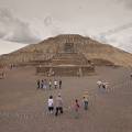 000929 Pyramide du Soleil vue depuis la Calzada de los Muertos (Teotihuacn, Mexico, Mexique).