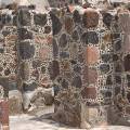 000930 Dtail d'un mur sur le site archologique de Teotihuacn. On remarque le jeu de polychromie des pierres utilises, le parement lisse et les entrelacs forms par de petits cailloux noirs entre les pierres jointoyes (Teotihuacn, Mexico, Mexique).