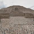 000935 Pyramide du Soleil sur le site de Teotihuacn vue depuis la Plaza del Sol (Mexico, Mexique). Troisime plus grande pyramide au monde avec ses 70 mtres de hauteur, la pyramide du Soleil a t difie en 100 aprs JC dans ce qui tait  l'poque la plus grande cit du Mexique.