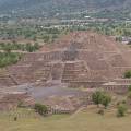 000936 Pyramide de la Luna (Teotihuacn, Mexico, Mexique) a t acheve vers 300 de notre re. Elle se trouve  l'extrmit nord de la Calzada de los Muertos. Devant elle s'tend la Plaza de la Luna et ses plates-formes de temple dont six sont visibles ici.