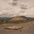 000939 La Plaza de la Luna vue depuis la pyramide de la Lune (Teotihuacn, Mexico, Mexique). c'est un vaste espace sur lequel se dressent 12 plates-formes de temples. La grande alle qui s'ouvre sur la droite de la photographie est la Calzada de los Muertos avec la pyramide du Soleil au gauche de l'image.