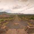 000940 La Plaza de la Luna vue depuis la pyramide de la Lune. C'est un vaste espace sur lequel se dressent 12 plates-formes de temples. La grande alle qui s'ouvre dans l'axe de la pyramide de la Lune est la Calzada de los Muertos. Un autel se dresse au centre de cet espace. Au fond  gauche de l'image, on peut voir la Pyramide du Soleil.