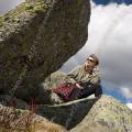 001001 Pause pour une randonneuse  l'abri d'un rocher de granite (Puy-de-Dme (63), France). Image prise au Col du Bal, sur les crtes du Forez.