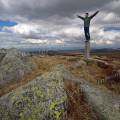 001005 Homme en quilibre sur une borne en granite (Puy-de-Dme (63), France). Image prise au Col du Bal, sur les crtes du Forez.