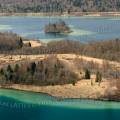 001059 Les lacs du Grand-Maclu et d'Ilay  la fin de l'hiver (Jura (39), France) depuis le belvdre des quatre lacs.