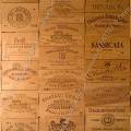 001063 Panneaux de caisses de vin tapissant un mur.