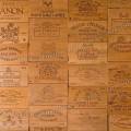 001064 Panneaux de caisses de vin tapissant un mur.