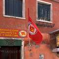 001079 Permanence du Parti Communiste  Venise (Vntie, Italie). Sur le mme btiment figure un autel catholique.