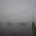 001091 Lagune de Venise dans la brume au petit matin (Vntie, Italie).