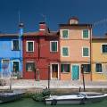001097 Maisons de pcheurs sur l'le de Burano situe dans la lagune de Venise (Vntie, Italie). On dit que les femmes de Burano choisissent une couleur vive pour leurs maisons afin que leurs maris, pcheurs, puissent reprer leurs maisons, par mauvais temps ou aprs une soire trop arrose !