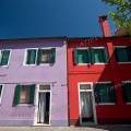 001098 Maisons de pcheurs sur l'le de Burano situe dans la lagune de Venise (Vntie, Italie). On dit que les femmes de Burano choisissent une couleur vive pour leurs maisons afin que leurs maris, pcheurs, puissent reprer leurs maisons, par mauvais temps ou aprs une soire trop arrose !