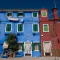 001099 Maisons de pcheurs sur l'le de Burano situe dans la lagune de Venise (Vntie, Italie). On dit que les femmes de Burano choisissent une couleur vive pour leurs maisons afin que leurs maris, pcheurs, puissent reprer leurs maisons, par mauvais temps ou aprs une soire trop arrose !