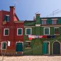001100 Maisons de pcheurs sur l'le de Burano situe dans la lagune de Venise (Vntie, Italie). On dit que les femmes de Burano choisissent une couleur vive pour leurs maisons afin que leurs maris, pcheurs, puissent reprer leurs maisons, par mauvais temps ou aprs une soire trop arrose !