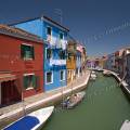 001101 Maisons de pcheurs sur l'le de Burano situe dans la lagune de Venise (Vntie, Italie). On dit que les femmes de Burano choisissent une couleur vive pour leurs maisons afin que leurs maris, pcheurs, puissent reprer leurs maisons, par mauvais temps ou aprs une soire trop arrose !