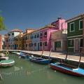 001103 Maisons de pcheurs sur l'le de Burano situe dans la lagune de Venise (Vntie, Italie). On dit que les femmes de Burano choisissent une couleur vive pour leurs maisons afin que leurs maris, pcheurs, puissent reprer leurs maisons, par mauvais temps ou aprs une soire trop arrose !
