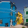 001104 Maisons de pcheurs sur l'le de Burano situe dans la lagune de Venise (Vntie, Italie). On dit que les femmes de Burano choisissent une couleur vive pour leurs maisons afin que leurs maris, pcheurs, puissent reprer leurs maisons, par mauvais temps ou aprs une soire trop arrose !