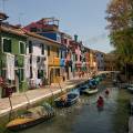 001105 Maisons de pcheurs sur l'le de Burano situe dans la lagune de Venise (Vntie, Italie). On dit que les femmes de Burano choisissent une couleur vive pour leurs maisons afin que leurs maris, pcheurs, puissent reprer leurs maisons, par mauvais temps ou aprs une soire trop arrose !