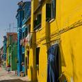 001106 Maisons de pcheurs sur l'le de Burano situe dans la lagune de Venise (Vntie, Italie). On dit que les femmes de Burano choisissent une couleur vive pour leurs maisons afin que leurs maris, pcheurs, puissent reprer leurs maisons, par mauvais temps ou aprs une soire trop arrose !