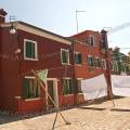 001107 Maisons de pcheurs sur l'le de Burano situe dans la lagune de Venise (Vntie, Italie). On dit que les femmes de Burano choisissent une couleur vive pour leurs maisons afin que leurs maris, pcheurs, puissent reprer leurs maisons, par mauvais temps ou aprs une soire trop arrose !