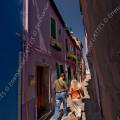 001108 Maisons de pcheurs sur l'le de Burano situe dans la lagune de Venise (Vntie, Italie). On dit que les femmes de Burano choisissent une couleur vive pour leurs maisons afin que leurs maris, pcheurs, puissent reprer leurs maisons, par mauvais temps ou aprs une soire trop arrose !