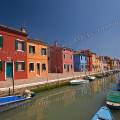 001110 Maisons de pcheurs sur l'le de Burano situe dans la lagune de Venise (Vntie, Italie). On dit que les femmes de Burano choisissent une couleur vive pour leurs maisons afin que leurs maris, pcheurs, puissent reprer leurs maisons, par mauvais temps ou aprs une soire trop arrose !