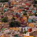 001251 Vue d'ensemble de la ville de Guanajuato (Guanajuato, Mexique) s'levant  2000 mtres d'altitude. La photographie laisse percevoir les ruelles en terrasses et les maisons tages des quartiers populaires perches sur les collines qui encadrent la ville.
