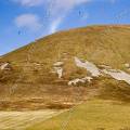 001271 Onze parapentistes au dessus d'une colline au col de la Croix Saint-Robert dans le massif du Sancy (Puy-de-Dme (63), France).